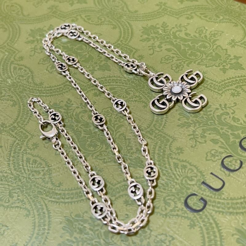 G*u*i necklaces